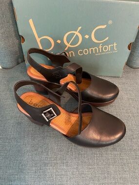 boc Women’s strappy clogs